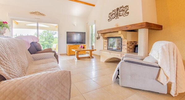 Télévision, cheminée