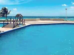Pool - Oceanfront : Private Terrace + Swimming Pool (Cancún)