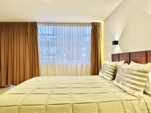 Doppel- oder Zweibettzimmer, eigenes Bad | Schreibtisch, laptopgeeigneter Arbeitsplatz, Bügeleisen/Bügelbrett