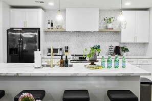 Réfrigérateur, micro-ondes, four, plaque de cuisson