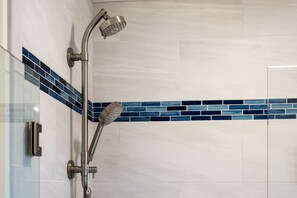 Shower, hair dryer, towels - Between the Cs: Soundside, Private Pool, Elevator (Kitty Hawk)