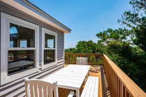 Outdoor dining - Sandy Sea View: Soundside in Southern Shores with Ocean Views (Southern Shores)