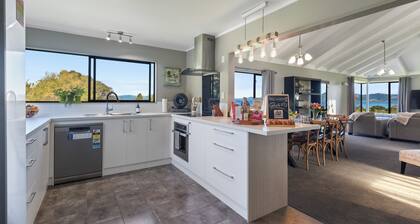 Hamurana Lakeview Farmhouse Luxury Retreat 10 acre farm, Hamurana Luxury Lakeview Farmhouse w/ anima...