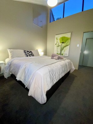 4 bedrooms, iron/ironing board, WiFi, bed sheets