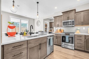 ثلاجة، ميكروويف، فرن، موقد طهي مسطح