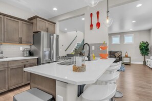 ثلاجة، ميكروويف، فرن، موقد طهي مسطح