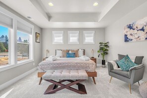 5 bedrooms, iron/ironing board, travel cot, free WiFi - Bend Luxury • Hot Tub • Game Room • Near Downtown (Bend)