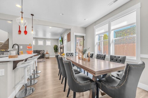 Bend Luxury • Hot Tub • Game Room • Near Downtown