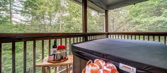 A+ Location! Only 1 mile to downtown Helen.  SUPER Clean 2 Bedroom/2 Bath.