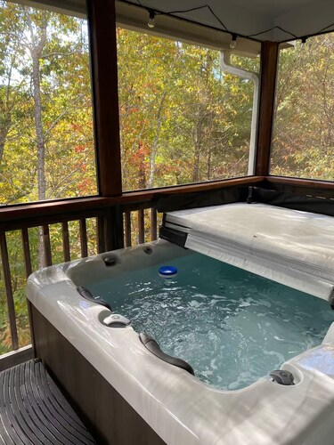 A+ Location! Only 1 mile to downtown Helen.  SUPER Clean 2 Bedroom/2 Bath.