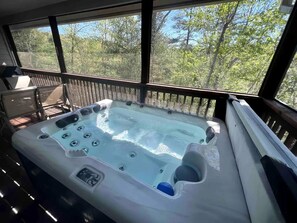 Indoor spa tub - A+ Location, Super Clean! Only 1 mile to downtown Helen. Private Hot Tub! (Helen)