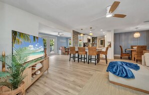 Smart TV - 2-bedroom Pool home in Downtown Punta Gorda (Punta Gorda)