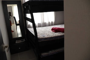 3 chambres, fer et planche à repasser, Wi-Fi, draps fournis
