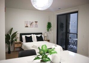 1 bedroom, iron/ironing board, travel crib, WiFi - 1BR/1BA with Gym Access Near UPMC & Carnegie Uni. (Pittsburgh)