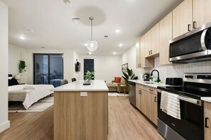 Fridge, microwave, oven, stovetop - 1BR/1BA with Gym Access Near UPMC & Carnegie Uni. (Pittsburgh)