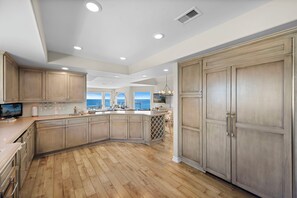 Private kitchen - Amazing Beach Front Spacious 5-bedroom house in beautiful Laguna Beach (Laguna Beach)