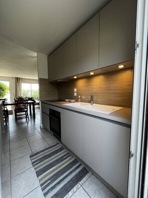 Fridge, oven, dishwasher, toaster - 2-Bedroom holidays Cottage with 2 Terrace, Air Conditioning  et  Parking (CANET PLAGE)