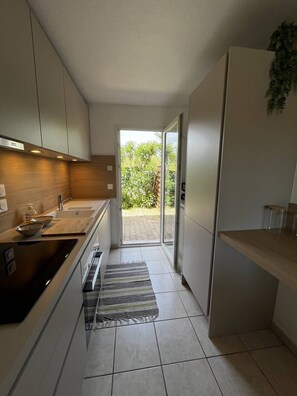 Fridge, oven, dishwasher, toaster - 2-Bedroom holidays Cottage with 2 Terrace, Air Conditioning  et  Parking (CANET PLAGE)