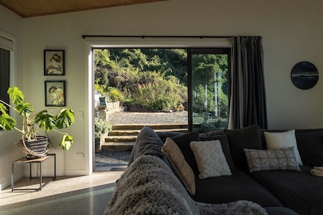 Smart TV, fireplace, books, stereo. Manu Heights - Tranquil Luxury, Views & Privacy.