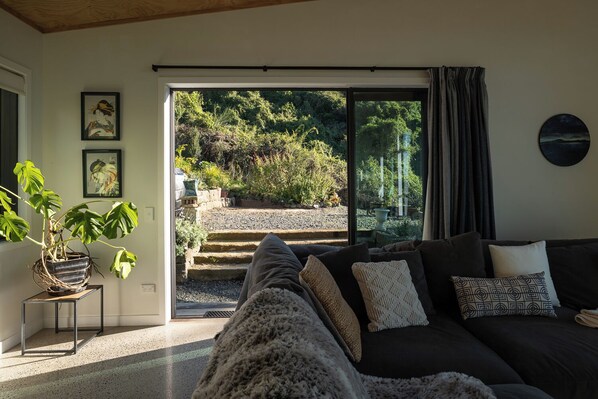 Smart-TV, Kamin, Bücher, Stereoanlage