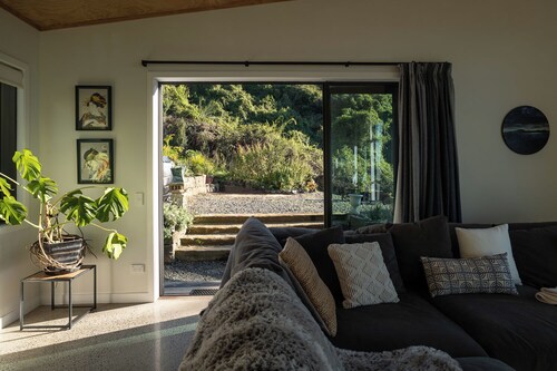 Manu Heights - Tranquil Luxury, Views & Privacy.