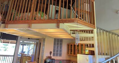 Beach view and easy beach access. Lovely Hawaiian- style loft condo with WiFi
