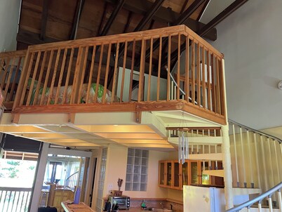 Beach view and easy beach access. Lovely Hawaiian- style loft condo with WiFi