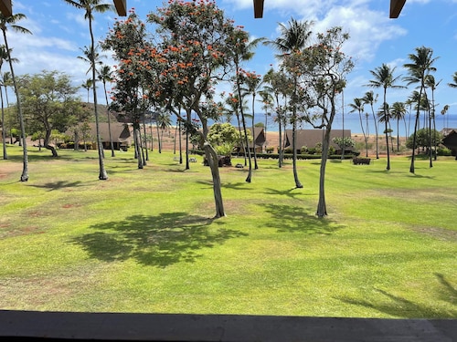 Beach view and easy beach access. Lovely Hawaiian- style loft condo with WiFi