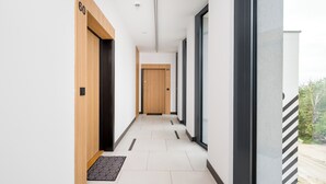A modern hallway with doors numbered 60 and 61, leading to rooms. - Włochy Równoległa Cosy Apartment (Warszawa)