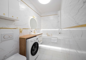 Een haardroger, handdoeken