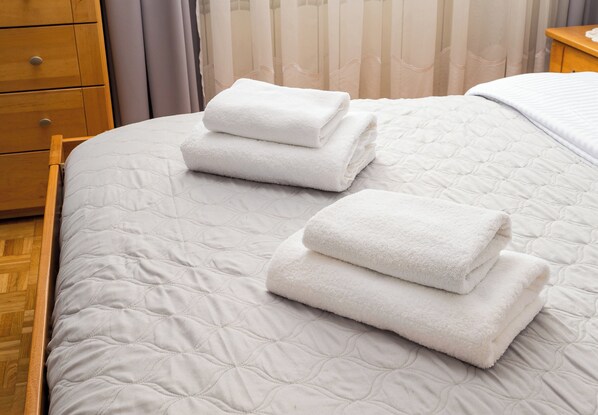 3 bedrooms, iron/ironing board, WiFi, bed sheets - National Stadium Spacious Apartment (Warszawa)