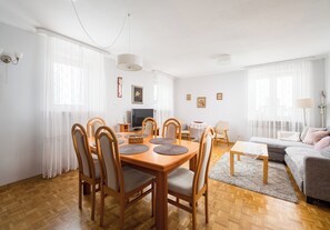 Dining - National Stadium Spacious Apartment (Warszawa)
