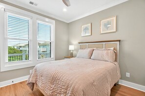 5 habitaciones, tabla de planchar con plancha y cuna de viaje 