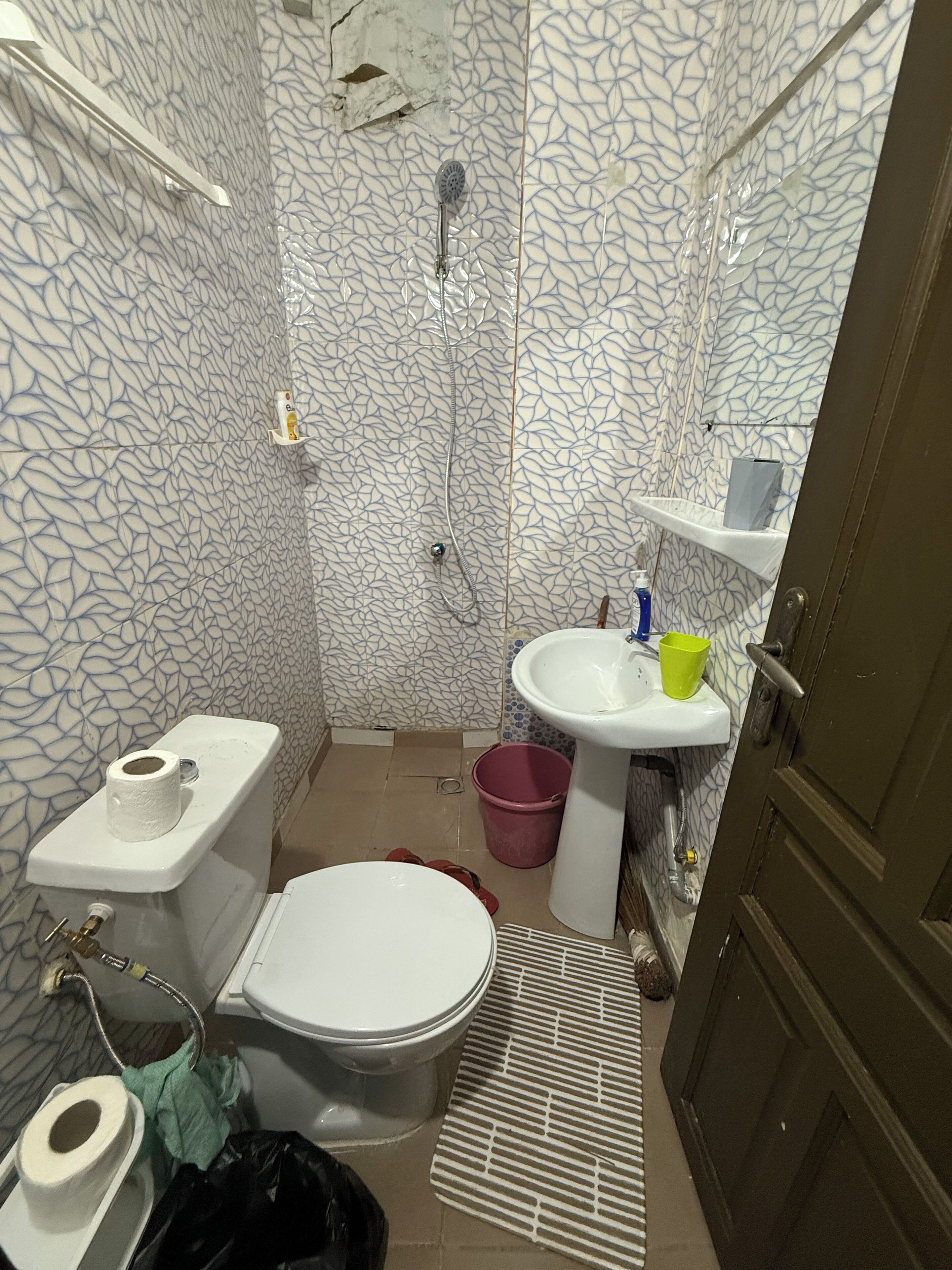 Serviettes fournies, savon, papier toilette