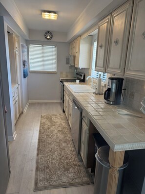 Micro-ondes, four, plaque de cuisson, lave-vaisselle