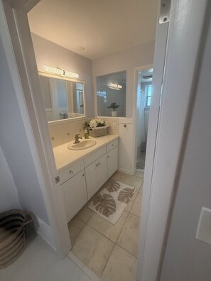 Shower, hair dryer, towels