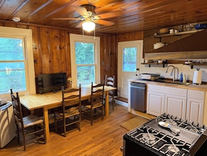 Private kitchen - Charming 2-bedroom apartment in cool Kingston with WiFi, AC (Kingston)
