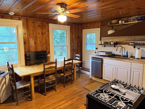 Charming 2-bedroom apartment in cool Kingston with WiFi, AC