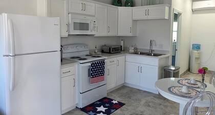 Charming 1-bedroom apartment with WiFi and AC in delightful Port Charlotte
