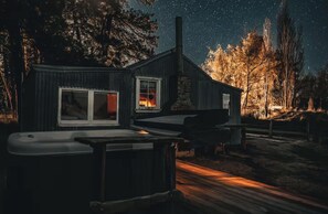 Comfort Cabin, Non Smoking, Mountain View | Private spa tub