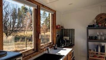 Comfort Cabin, Non Smoking, Mountain View | Private kitchen