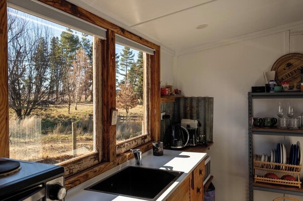 Comfort Cabin, Non Smoking, Mountain View | Private kitchen