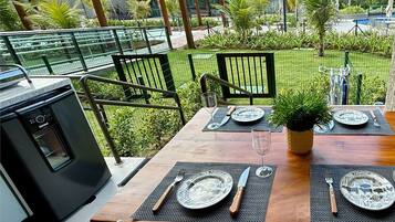 Deluxe Apartment | Outdoor dining