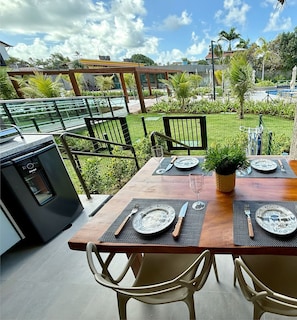 Deluxe Apartment | Outdoor dining