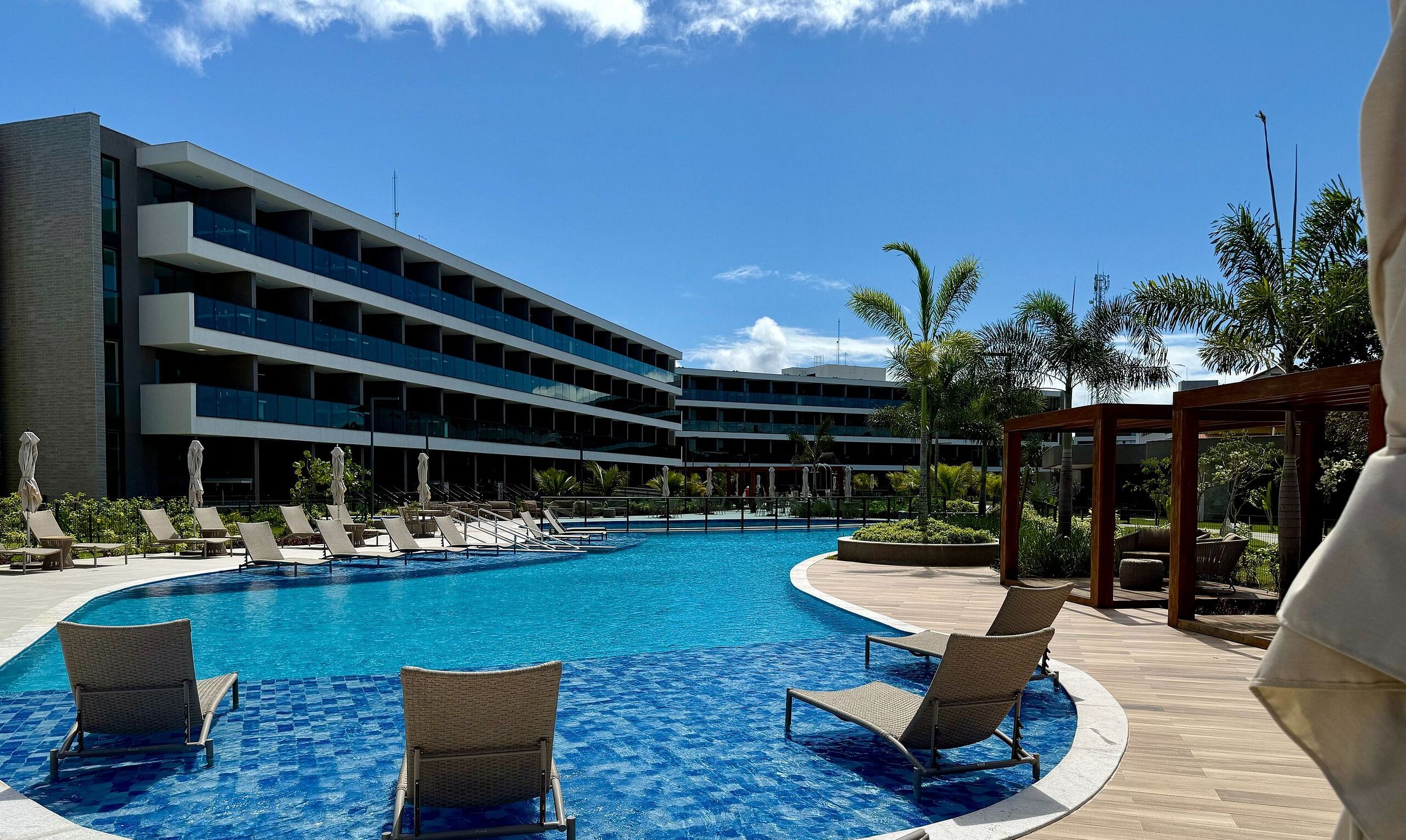 6 kolam renang outdoor, dengan payung kolam renang dan kursi berjemur