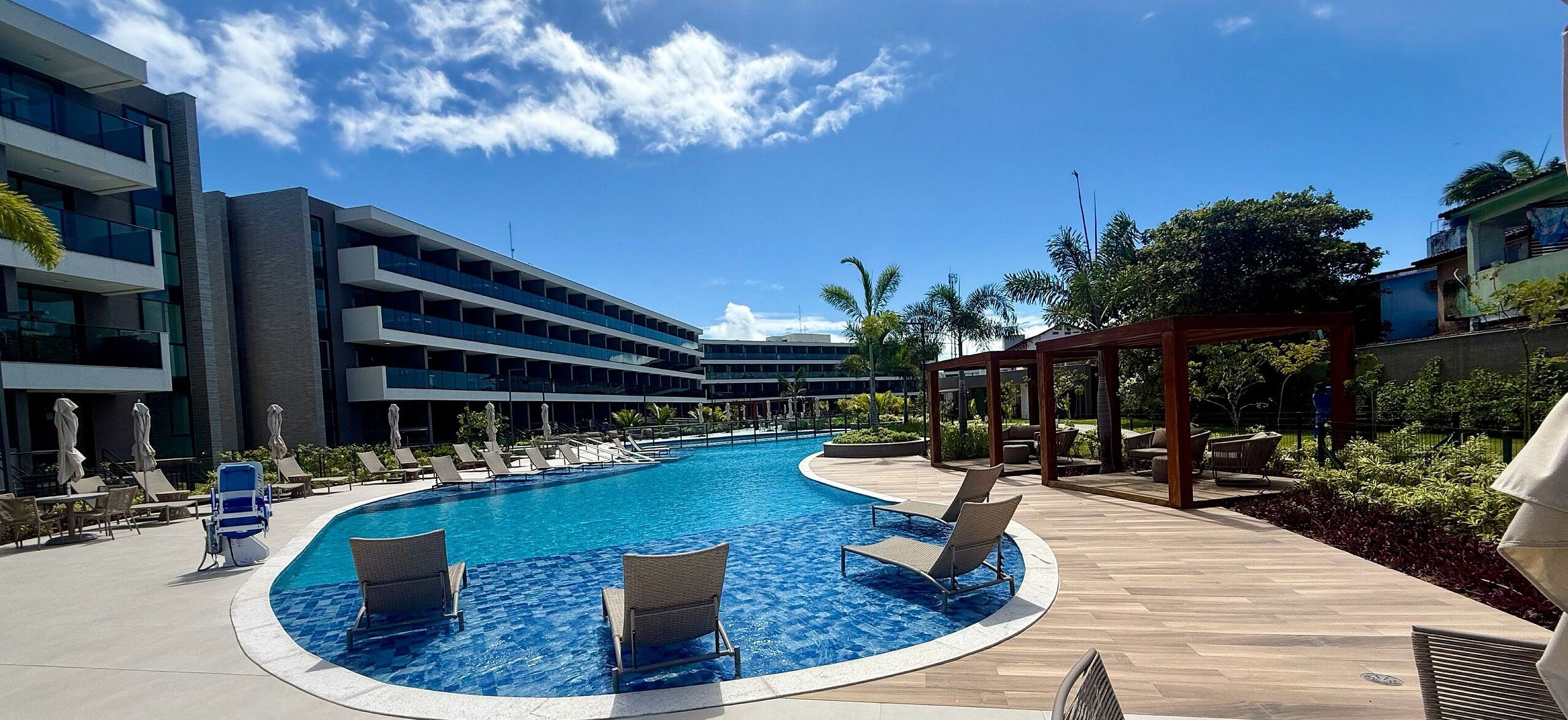 6 outdoor pools, pool umbrellas, pool loungers