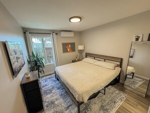 1 bedroom, WiFi, bed sheets - Charming & Private Corner Condo- With Sunny Patio (San Diego)
