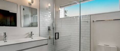 ヘアドライヤー、タオル、石鹸、トイレットペーパー