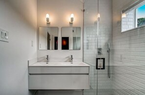 Secadora de cabello, toallas, jabón, papel de baño 