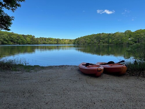 4-bedroom waterfront house in E. Falmouth with WiFi, AC, Hot Tub, Private Beach